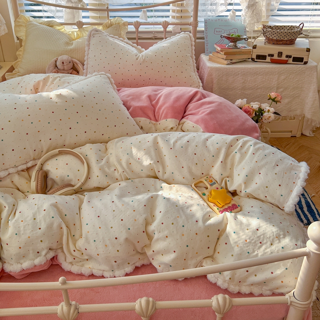 91家纺网 家纺一手货源 找家纺 金丝鸟家纺 2026新款全棉双层纱加牛奶绒毛球花边四件套 毛球彩色玻璃球