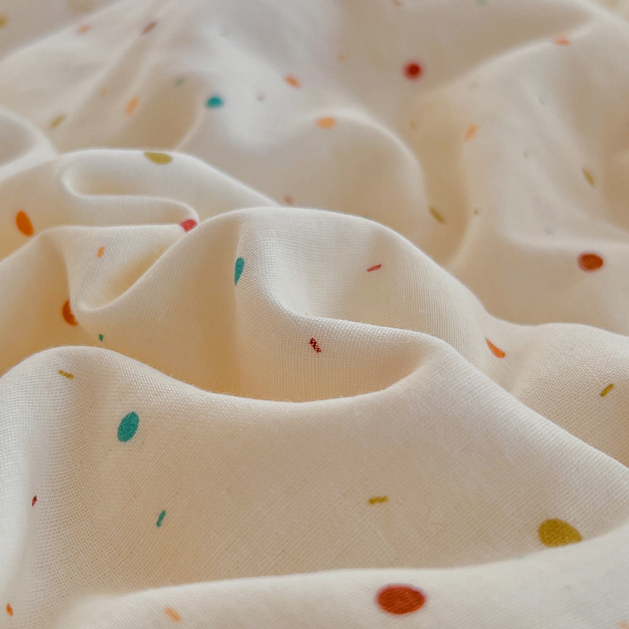 91家纺网 家纺一手货源 找家纺 金丝鸟家纺 2026新款全棉双层纱加牛奶绒毛球花边四件套 毛球彩色玻璃球