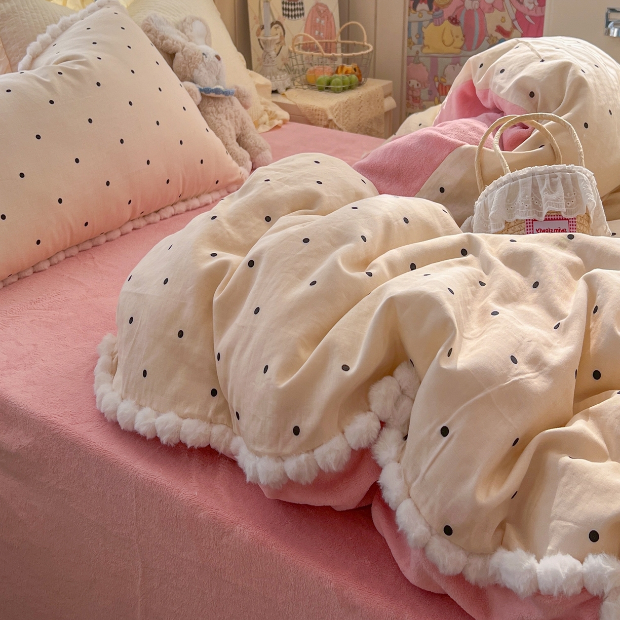 91家纺网 家纺一手货源 找家纺 金丝鸟家纺 2026新款全棉双层纱加牛奶绒毛球花边四件套 毛球小黑点点