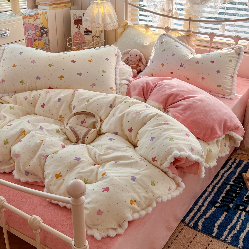 91家纺网 家纺一手货源 找家纺 金丝鸟家纺 2026新款全棉双层纱加牛奶绒毛球花边四件套 毛球彩色小兔子