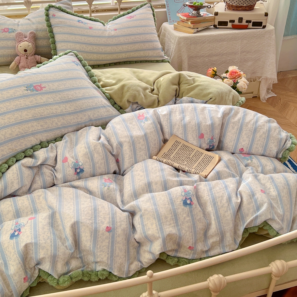 91家纺网 家纺一手货源 找家纺 金丝鸟家纺 2026新款全棉双层纱加牛奶绒毛球花边四件套 毛球蓝色小象