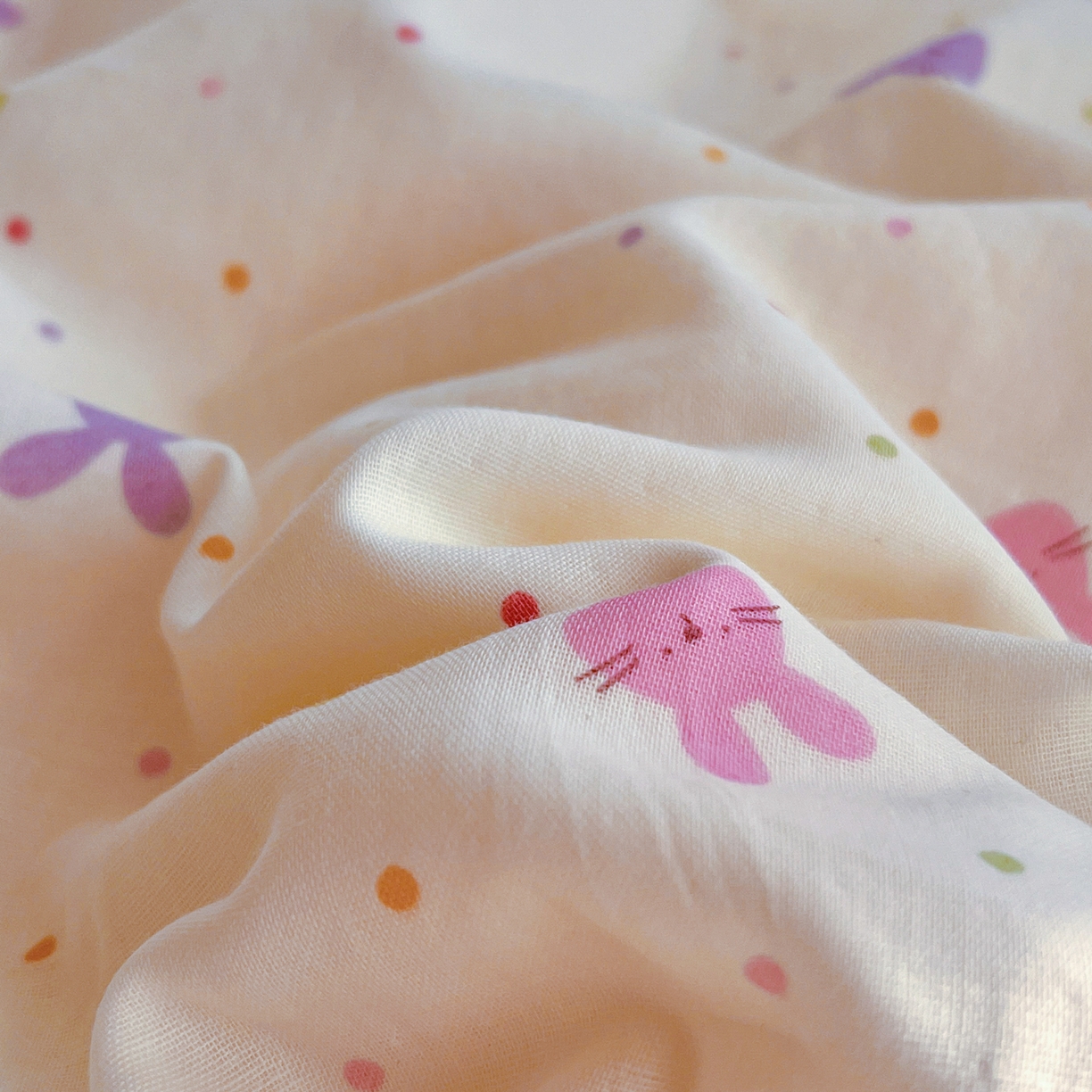 91家纺网 家纺一手货源 找家纺 金丝鸟家纺 2026新款全棉双层纱加牛奶绒毛球花边四件套 毛球彩色小兔子