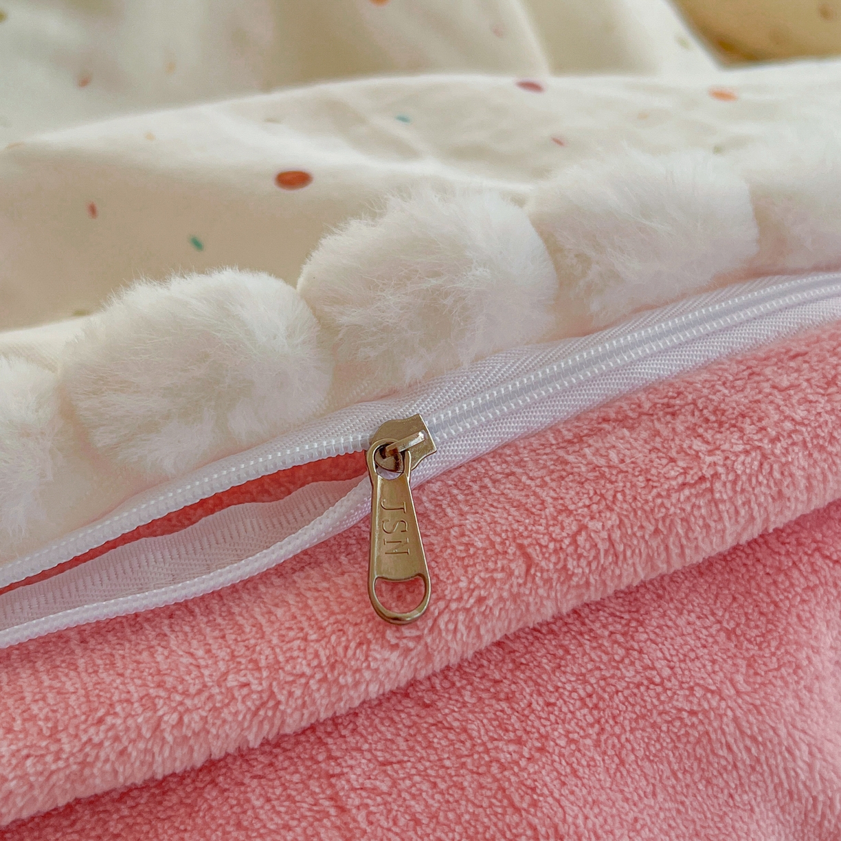 91家纺网 家纺一手货源 找家纺 金丝鸟家纺 2026新款全棉双层纱加牛奶绒毛球花边四件套 毛球彩色玻璃球