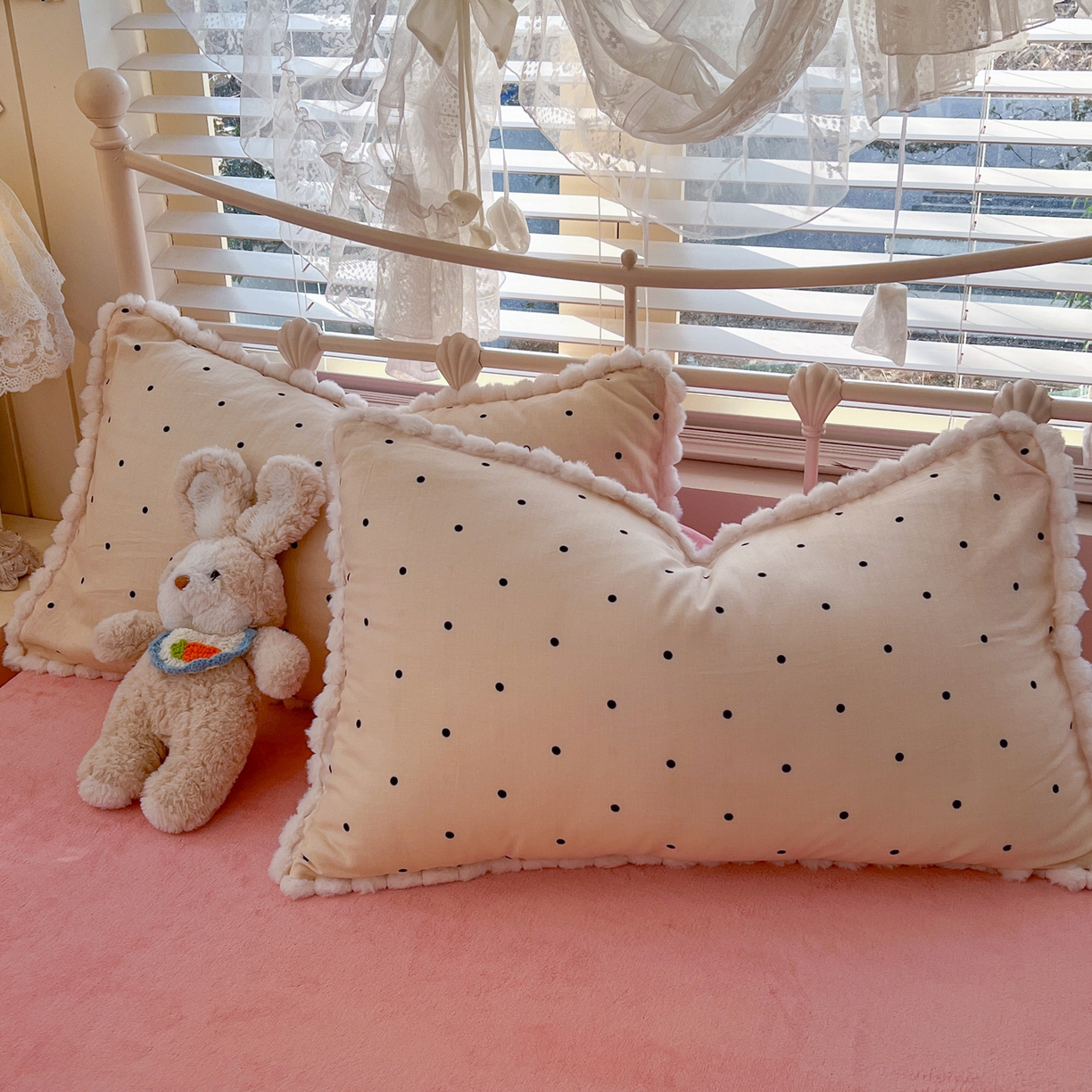 91家纺网 家纺一手货源 找家纺 金丝鸟家纺 2026新款全棉双层纱加牛奶绒毛球花边四件套 毛球小黑点点