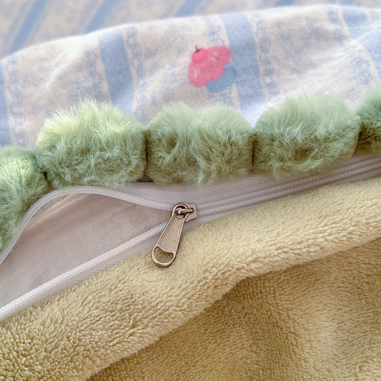 91家纺网 家纺一手货源 找家纺 金丝鸟家纺 2026新款全棉双层纱加牛奶绒毛球花边四件套 毛球蓝色小象