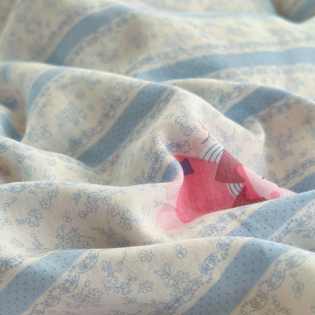 91家纺网 家纺一手货源 找家纺 金丝鸟家纺 2026新款全棉双层纱加牛奶绒毛球花边四件套 毛球蓝色小象