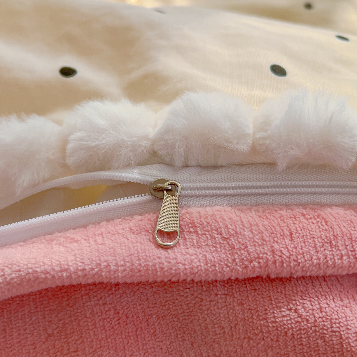 91家纺网 家纺一手货源 找家纺 金丝鸟家纺 2026新款全棉双层纱加牛奶绒毛球花边四件套 毛球小黑点点