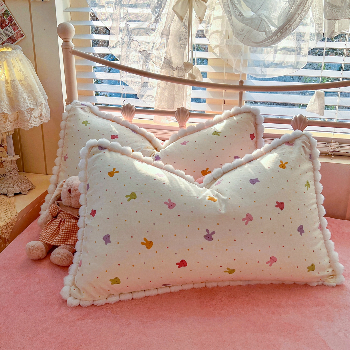 91家纺网 家纺一手货源 找家纺 金丝鸟家纺 2026新款全棉双层纱加牛奶绒毛球花边四件套 毛球彩色小兔子