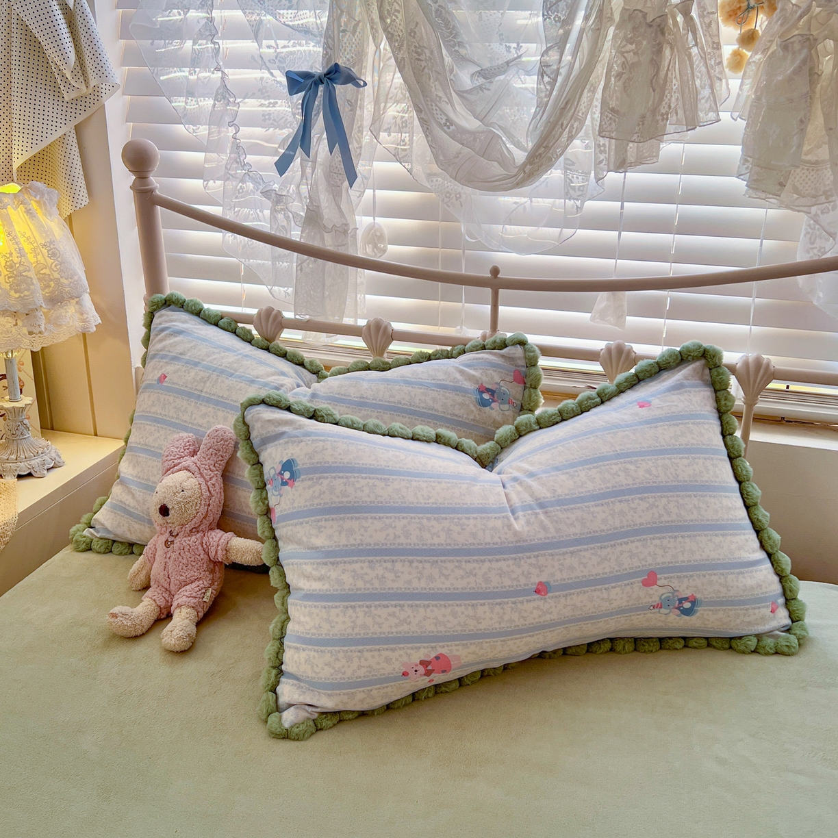 91家纺网 家纺一手货源 找家纺 金丝鸟家纺 2026新款全棉双层纱加牛奶绒毛球花边四件套 毛球蓝色小象