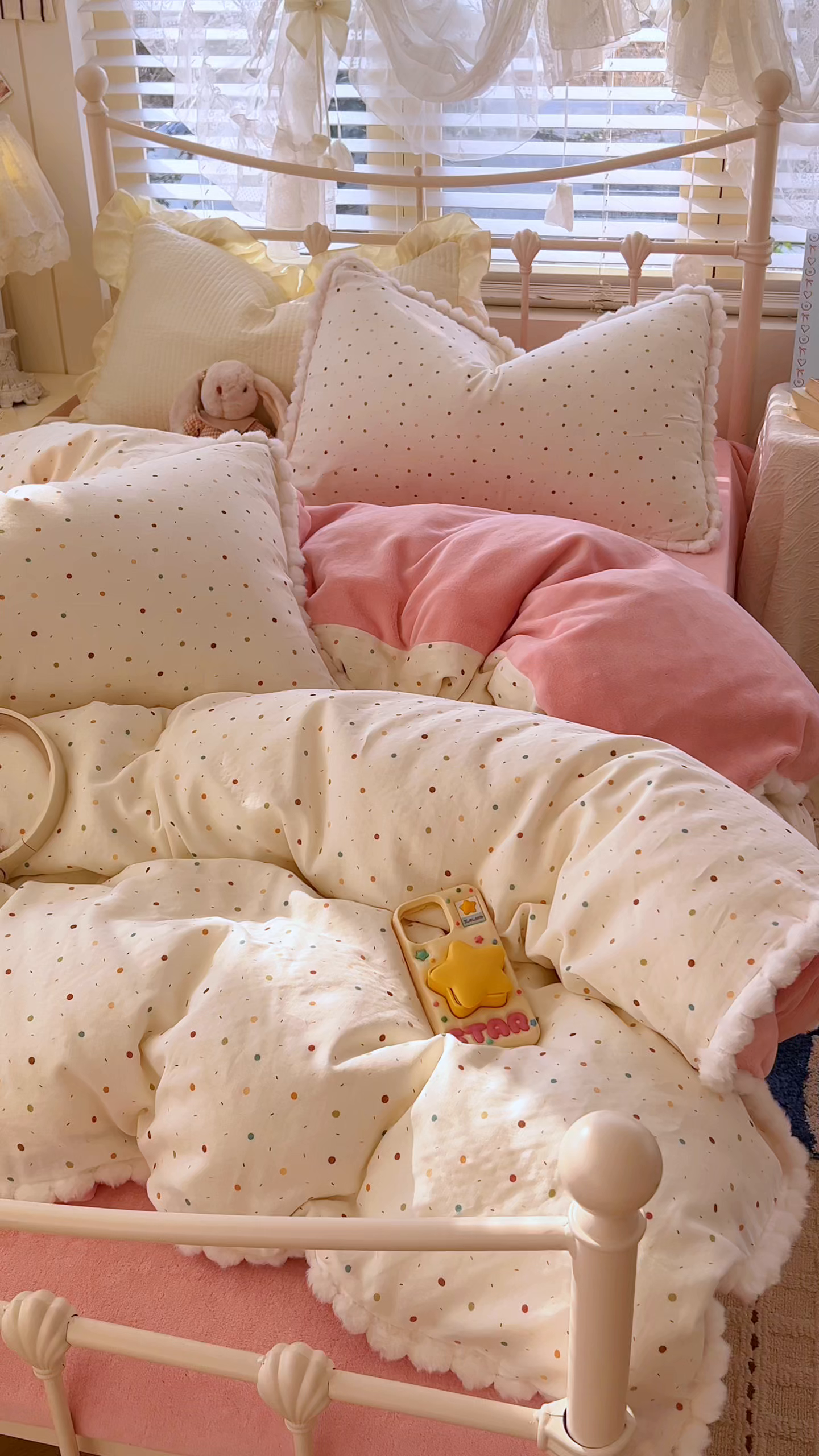 91家纺网 家纺一手货源 找家纺 金丝鸟家纺 2026新款全棉双层纱加牛奶绒毛球花边四件套 毛球彩色玻璃球