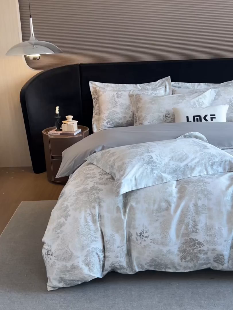 91家纺网 家纺一手货源 找家纺 蓝米卡夫 2026春季新款-60S长绒棉数码印花贡缎系列四件套（礼盒） 塞纳森遥