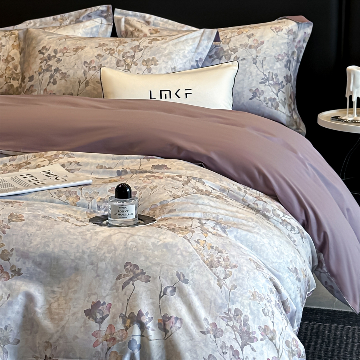 91家纺网 家纺一手货源 找家纺 蓝米卡夫 2026春季新款-60S长绒棉数码印花贡缎系列四件套（礼盒） 赛里木花