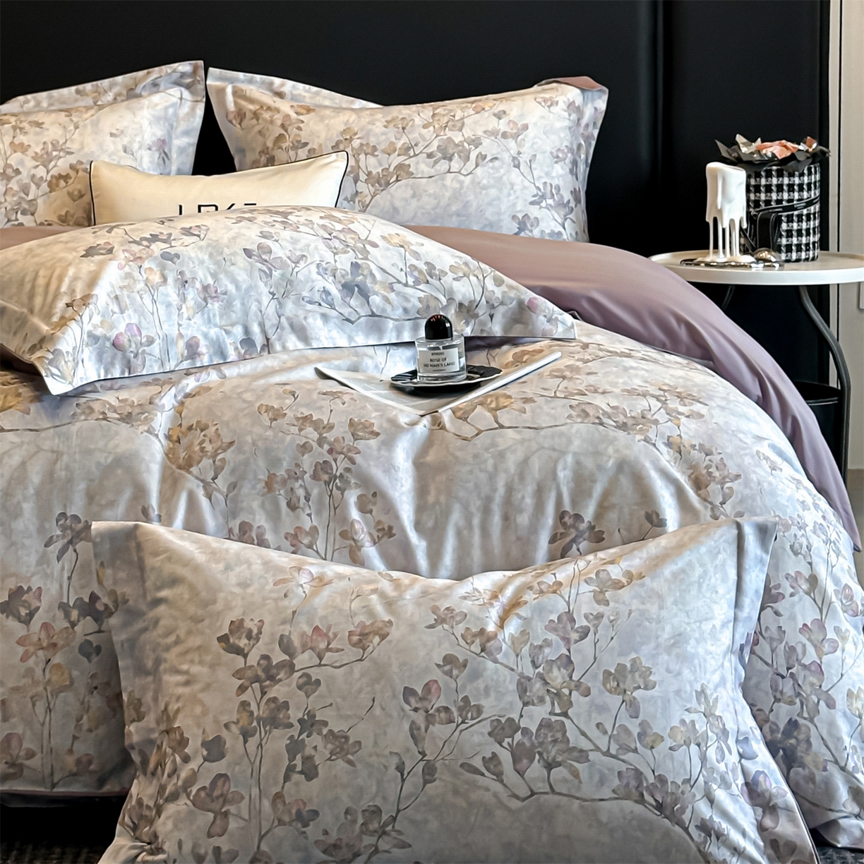 91家纺网 家纺一手货源 找家纺 蓝米卡夫 2026春季新款-60S长绒棉数码印花贡缎系列四件套（礼盒） 赛里木花