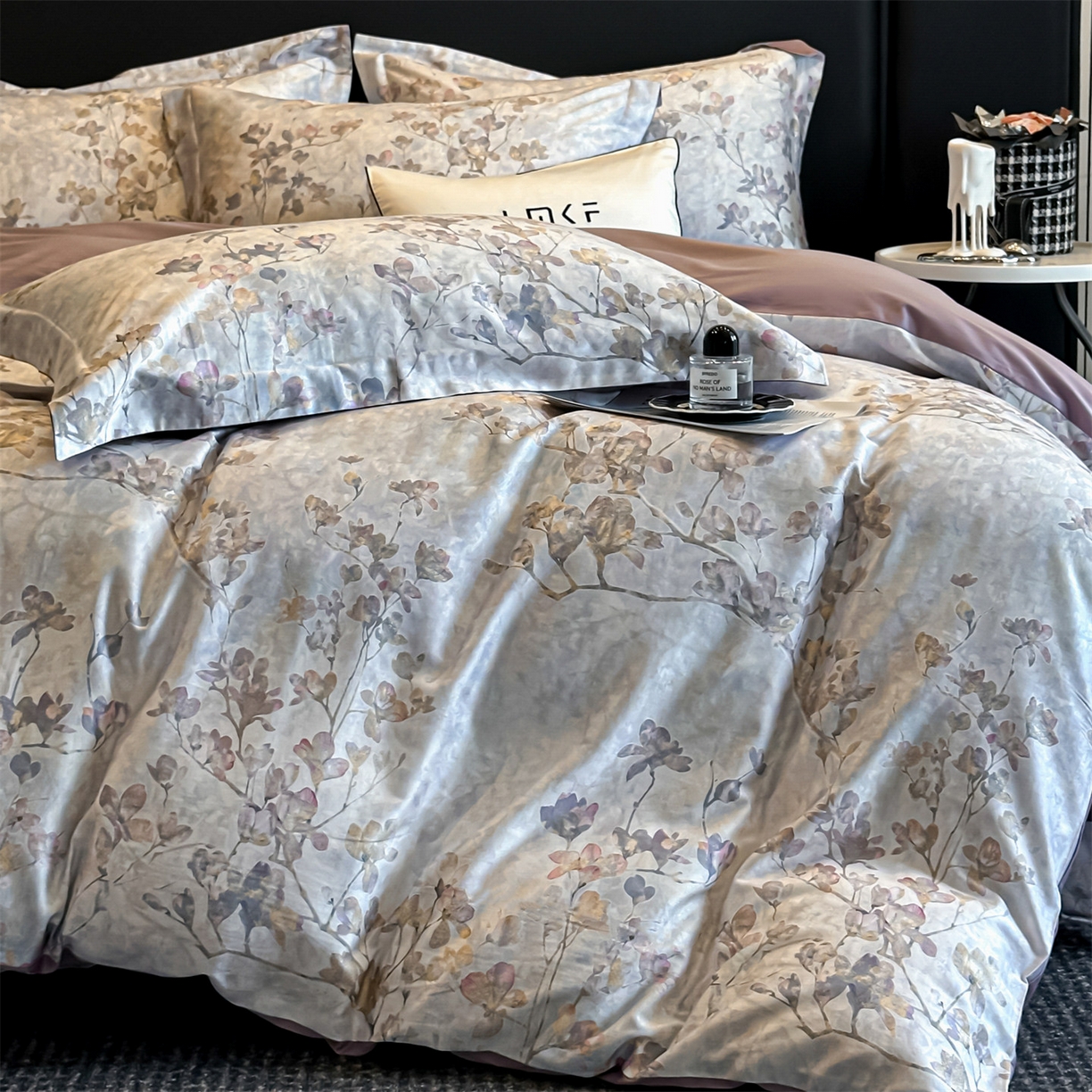 91家纺网 家纺一手货源 找家纺 蓝米卡夫 2026春季新款-60S长绒棉数码印花贡缎系列四件套（礼盒） 赛里木花