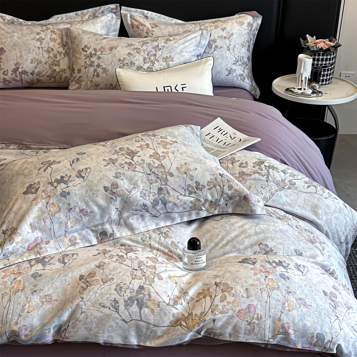 91家纺网 家纺一手货源 找家纺 蓝米卡夫 2026春季新款-60S长绒棉数码印花贡缎系列四件套（礼盒） 赛里木花