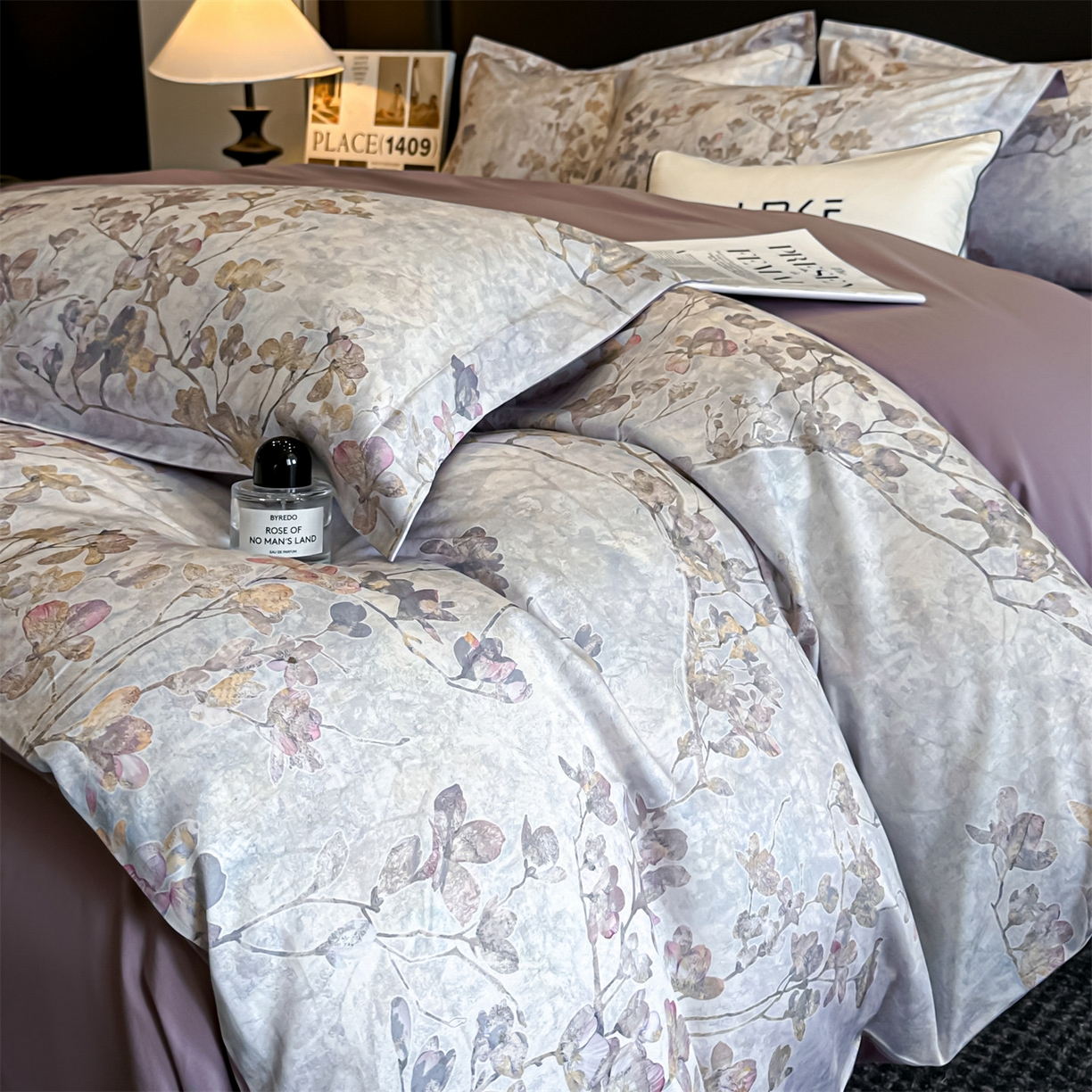 91家纺网 家纺一手货源 找家纺 蓝米卡夫 2026春季新款-60S长绒棉数码印花贡缎系列四件套（礼盒） 赛里木花