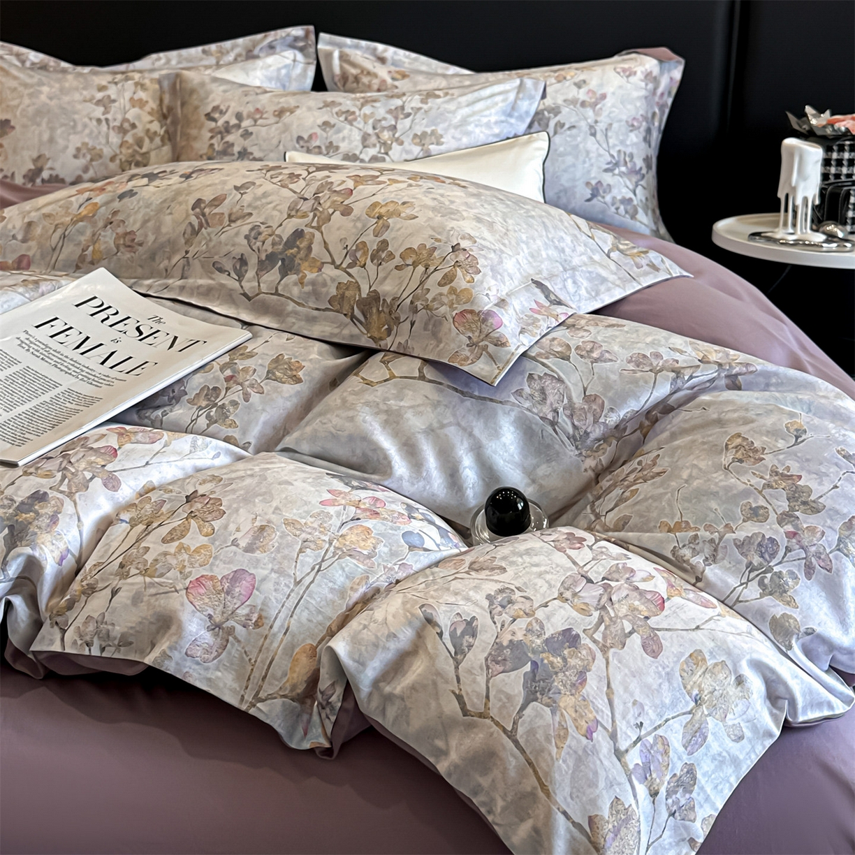 91家纺网 家纺一手货源 找家纺 蓝米卡夫 2026春季新款-60S长绒棉数码印花贡缎系列四件套（礼盒） 赛里木花