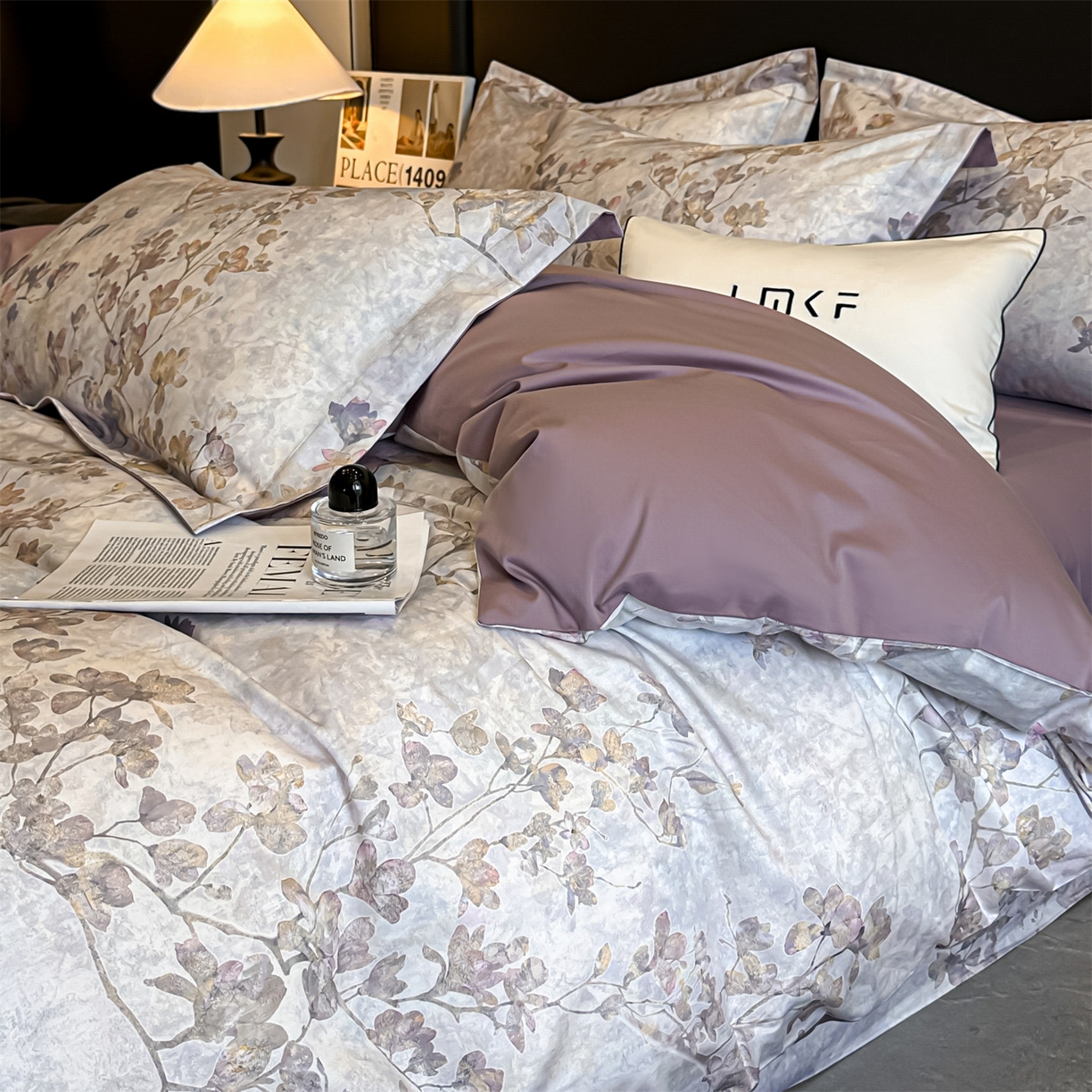 91家纺网 家纺一手货源 找家纺 蓝米卡夫 2026春季新款-60S长绒棉数码印花贡缎系列四件套（礼盒） 赛里木花