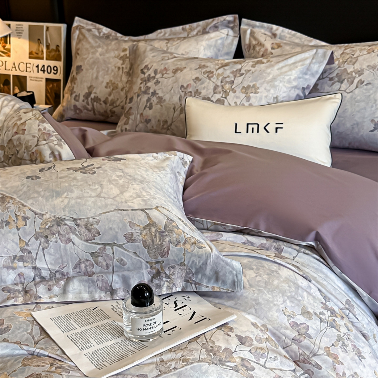 91家纺网 家纺一手货源 找家纺 蓝米卡夫 2026春季新款-60S长绒棉数码印花贡缎系列四件套（礼盒） 赛里木花