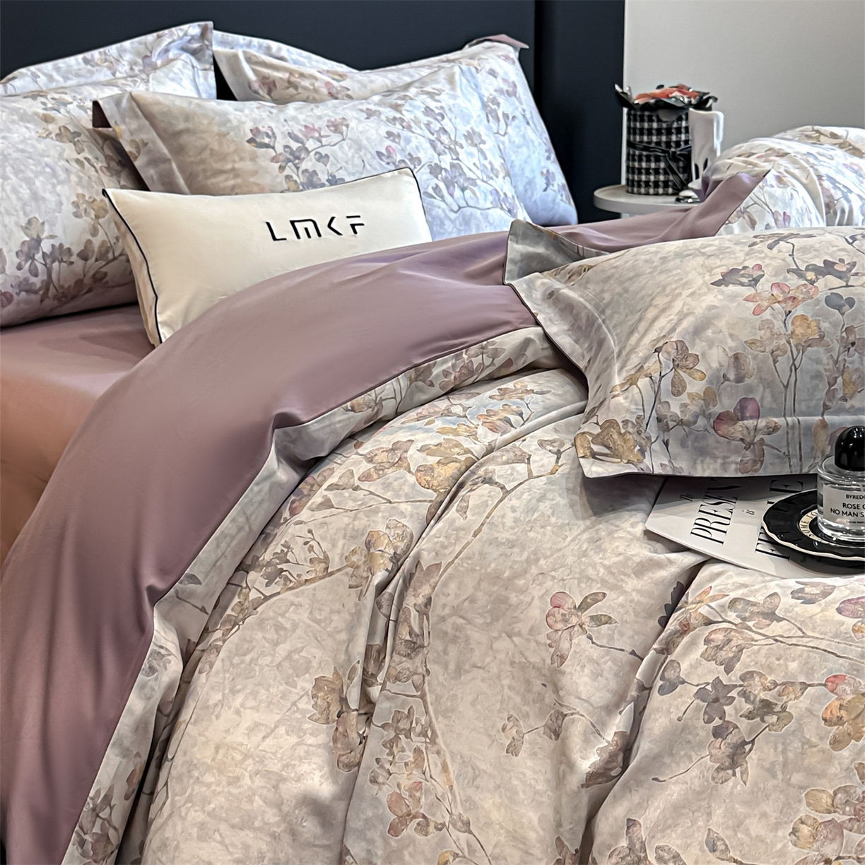 91家纺网 家纺一手货源 找家纺 蓝米卡夫 2026春季新款-60S长绒棉数码印花贡缎系列四件套（礼盒） 赛里木花