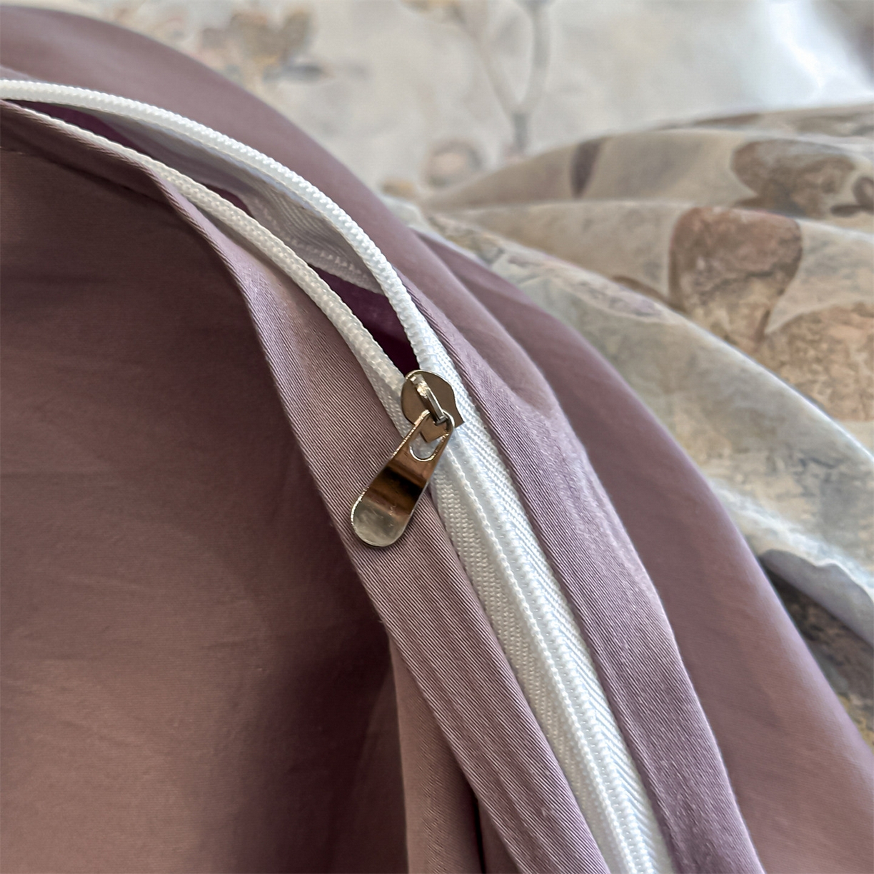 91家纺网 家纺一手货源 找家纺 蓝米卡夫 2026春季新款-60S长绒棉数码印花贡缎系列四件套（礼盒） 赛里木花