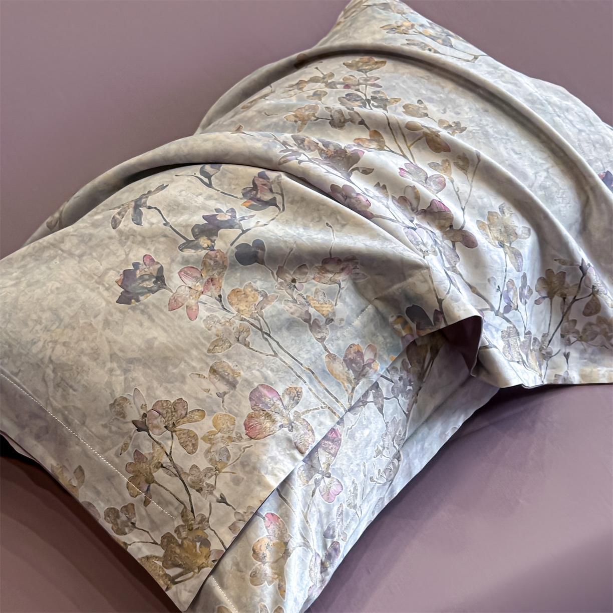 91家纺网 家纺一手货源 找家纺 蓝米卡夫 2026春季新款-60S长绒棉数码印花贡缎系列四件套（礼盒） 赛里木花