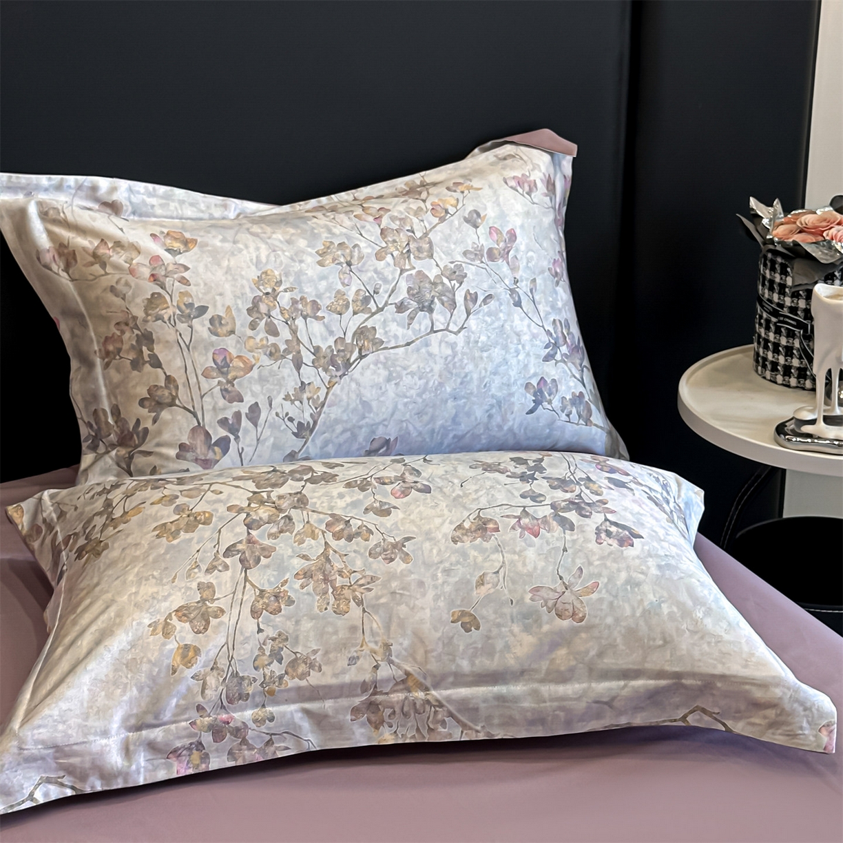 91家纺网 家纺一手货源 找家纺 蓝米卡夫 2026春季新款-60S长绒棉数码印花贡缎系列四件套（礼盒） 赛里木花