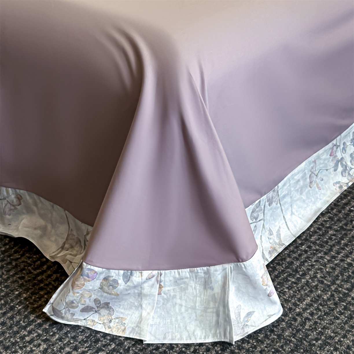 91家纺网 家纺一手货源 找家纺 蓝米卡夫 2026春季新款-60S长绒棉数码印花贡缎系列四件套（礼盒） 赛里木花