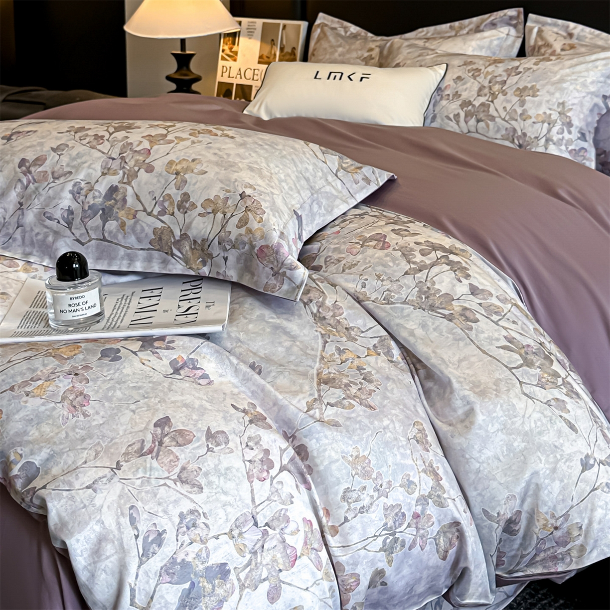 91家纺网 家纺一手货源 找家纺 蓝米卡夫 2026春季新款-60S长绒棉数码印花贡缎系列四件套（礼盒） 赛里木花