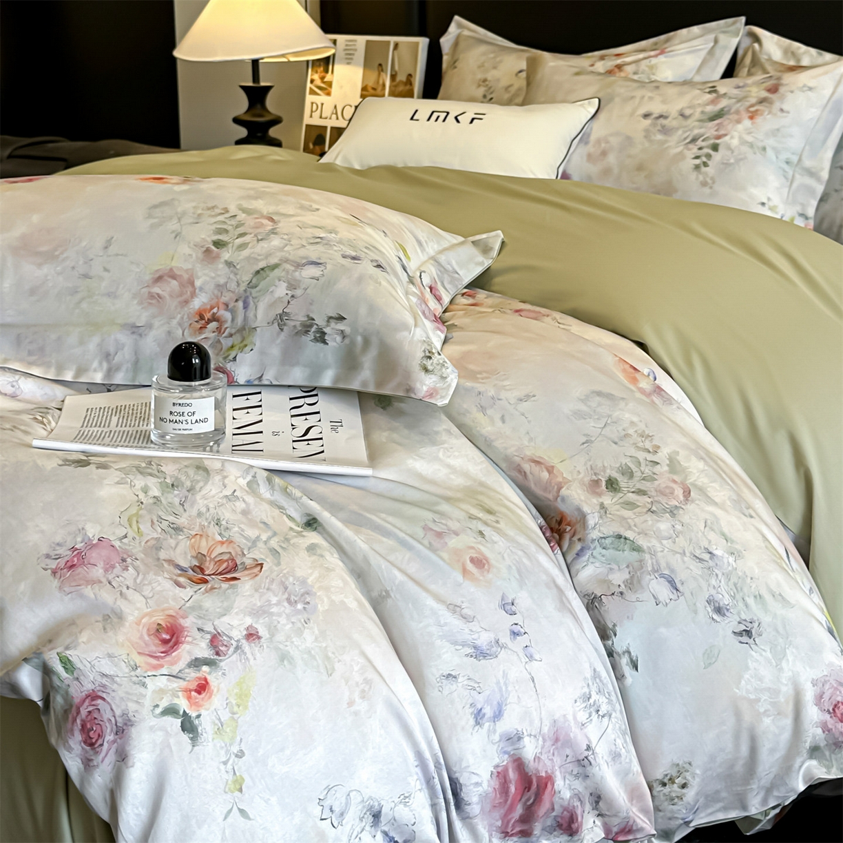 91家纺网 家纺一手货源 找家纺 蓝米卡夫 2026春季新款-60S长绒棉数码印花贡缎系列四件套（礼盒） 伊犁浪漫