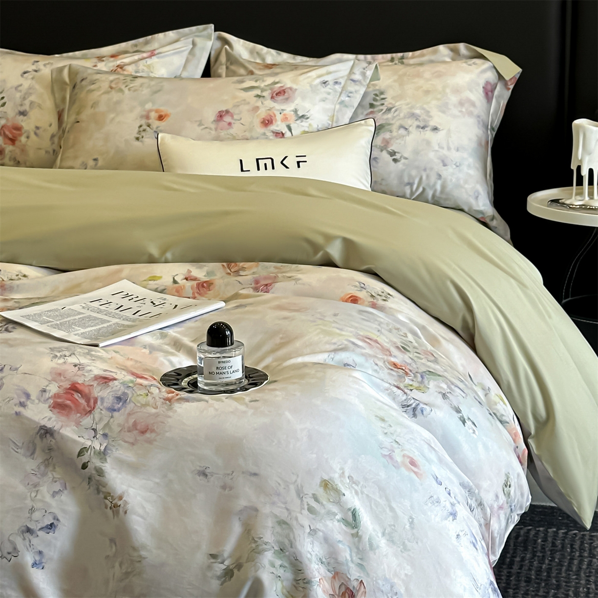 91家纺网 家纺一手货源 找家纺 蓝米卡夫 2026春季新款-60S长绒棉数码印花贡缎系列四件套（礼盒） 伊犁浪漫