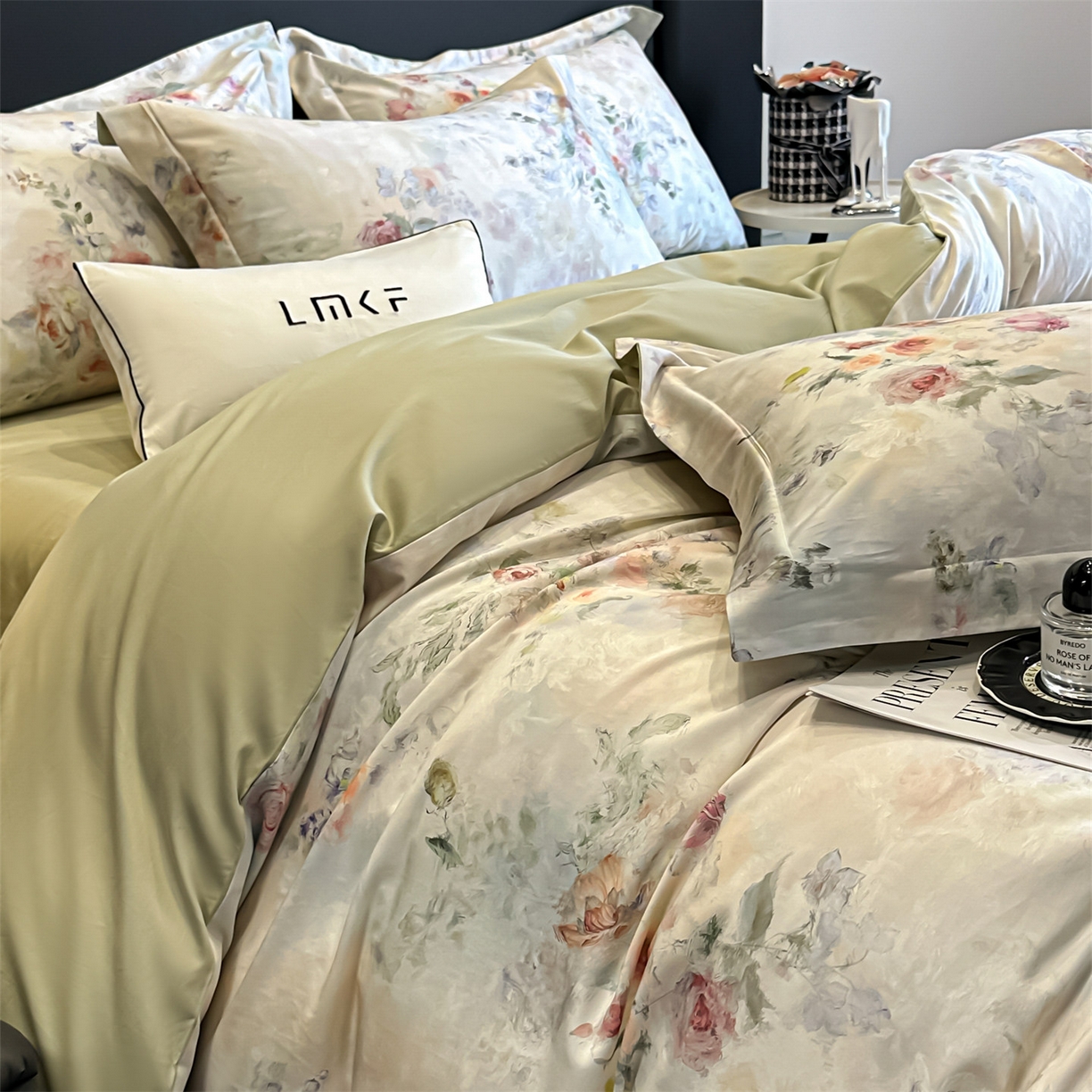 91家纺网 家纺一手货源 找家纺 蓝米卡夫 2026春季新款-60S长绒棉数码印花贡缎系列四件套（礼盒） 伊犁浪漫