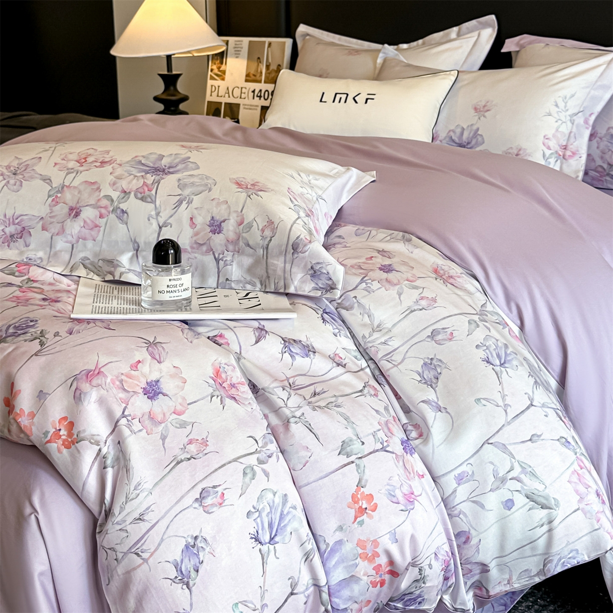 91家纺网 家纺一手货源 找家纺 蓝米卡夫 2026春季新款-60S长绒棉数码印花贡缎系列四件套（礼盒） 紫郁昭苏