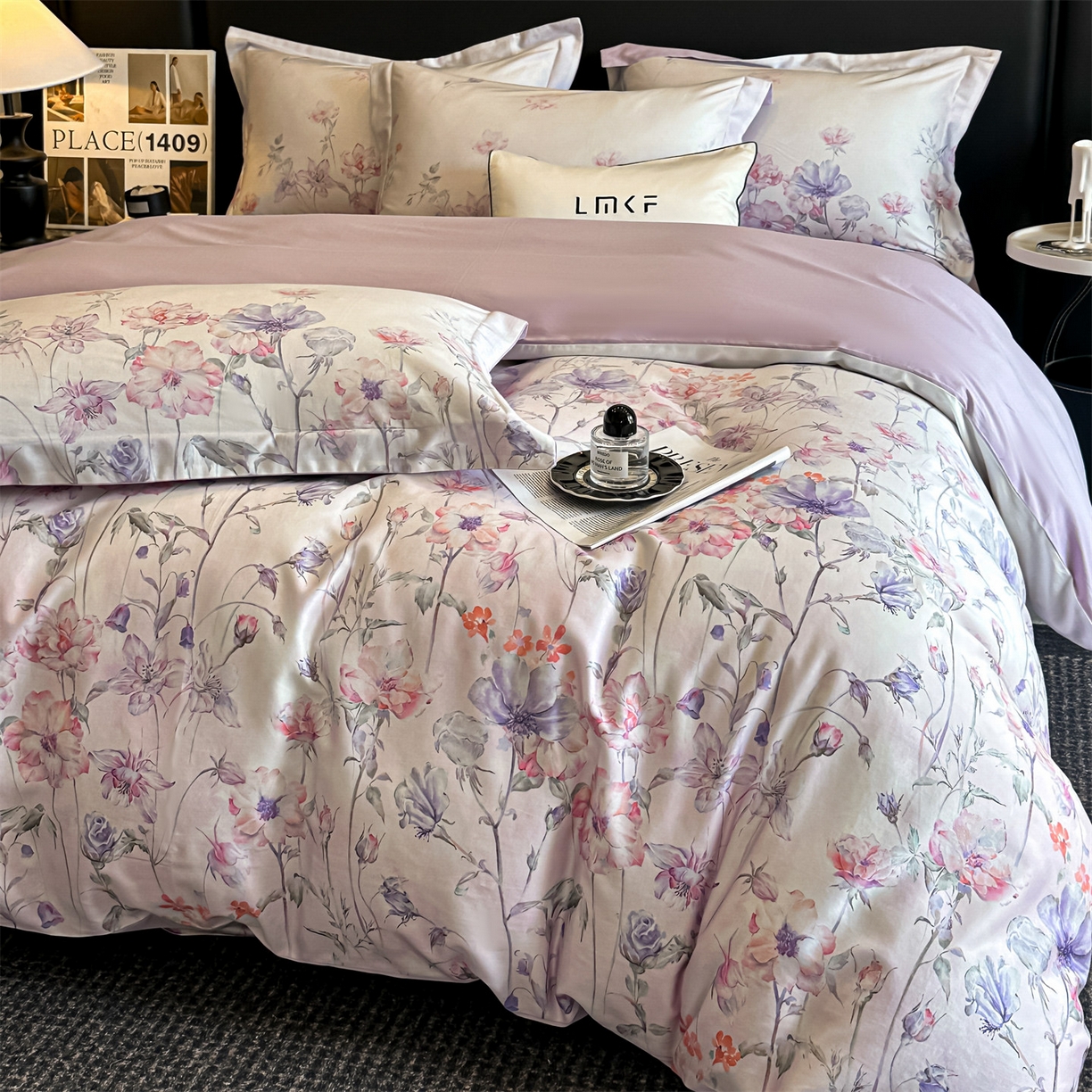 91家纺网 家纺一手货源 找家纺 蓝米卡夫 2026春季新款-60S长绒棉数码印花贡缎系列四件套（礼盒） 紫郁昭苏