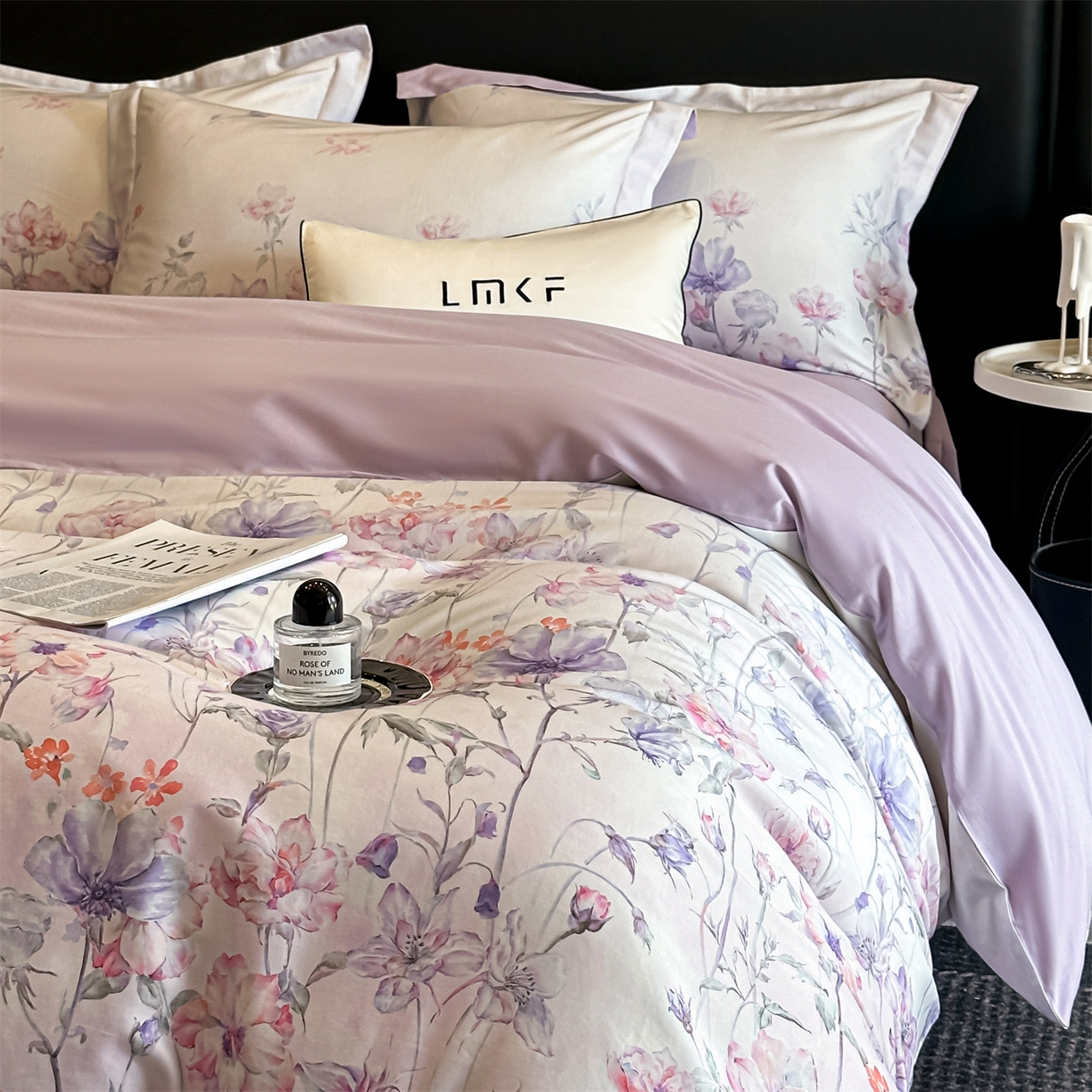 91家纺网 家纺一手货源 找家纺 蓝米卡夫 2026春季新款-60S长绒棉数码印花贡缎系列四件套（礼盒） 紫郁昭苏