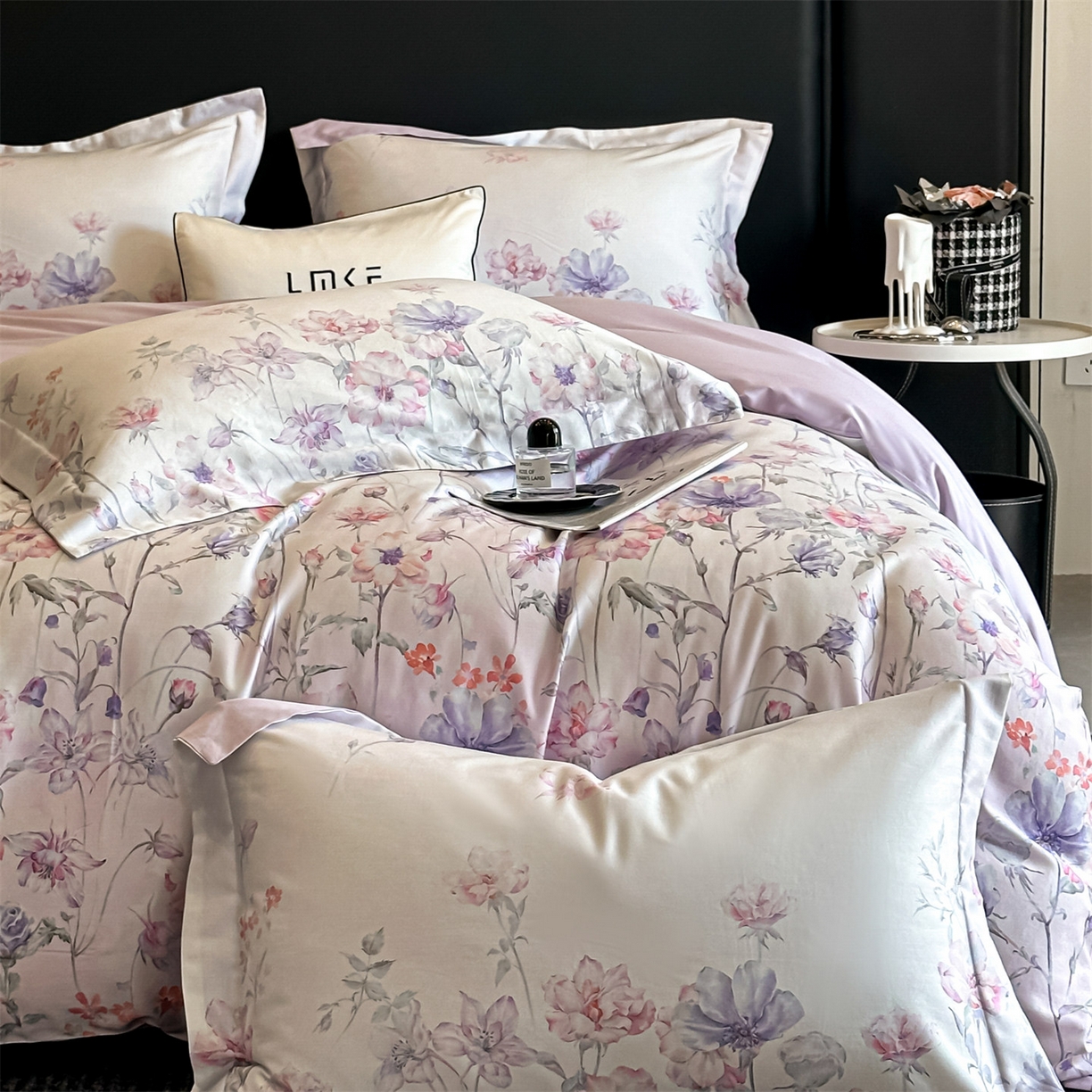 91家纺网 家纺一手货源 找家纺 蓝米卡夫 2026春季新款-60S长绒棉数码印花贡缎系列四件套（礼盒） 紫郁昭苏