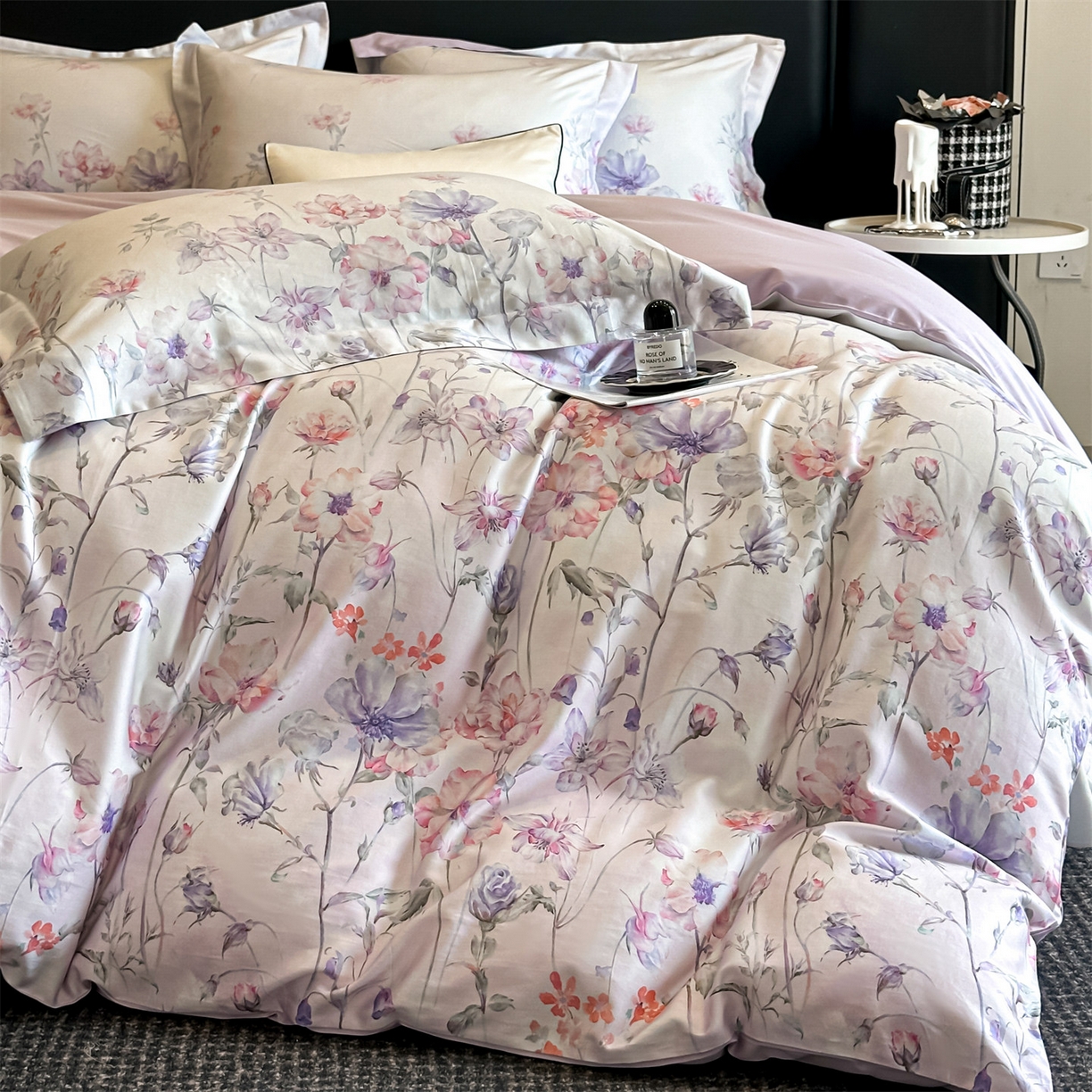 91家纺网 家纺一手货源 找家纺 蓝米卡夫 2026春季新款-60S长绒棉数码印花贡缎系列四件套（礼盒） 紫郁昭苏