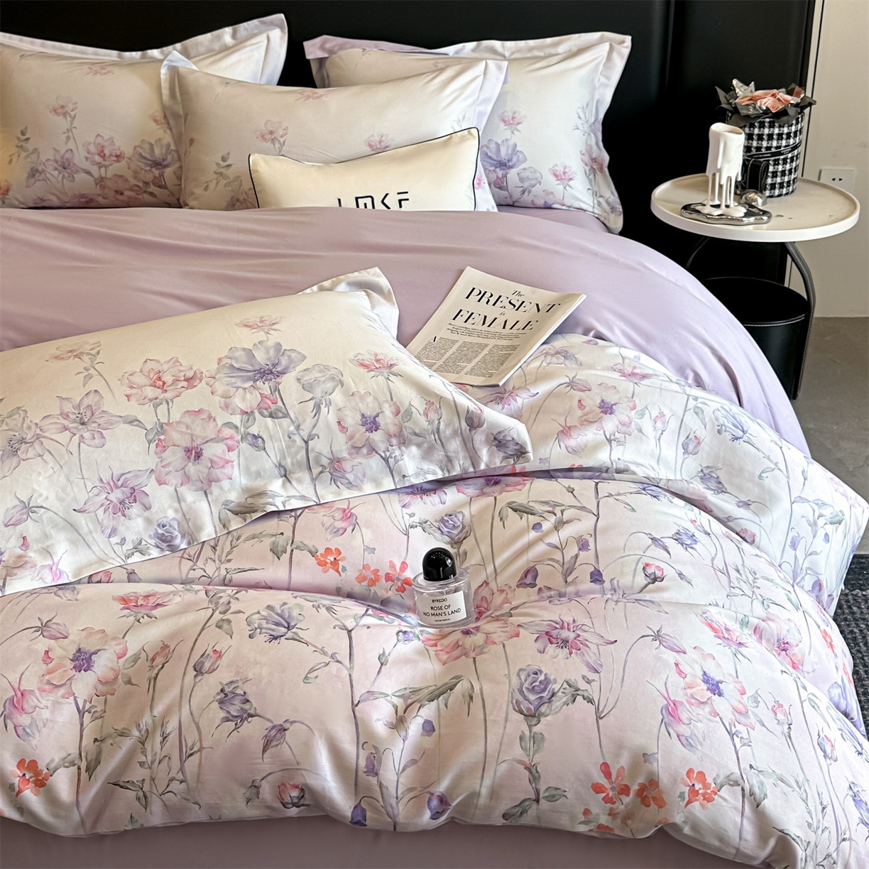 91家纺网 家纺一手货源 找家纺 蓝米卡夫 2026春季新款-60S长绒棉数码印花贡缎系列四件套（礼盒） 紫郁昭苏