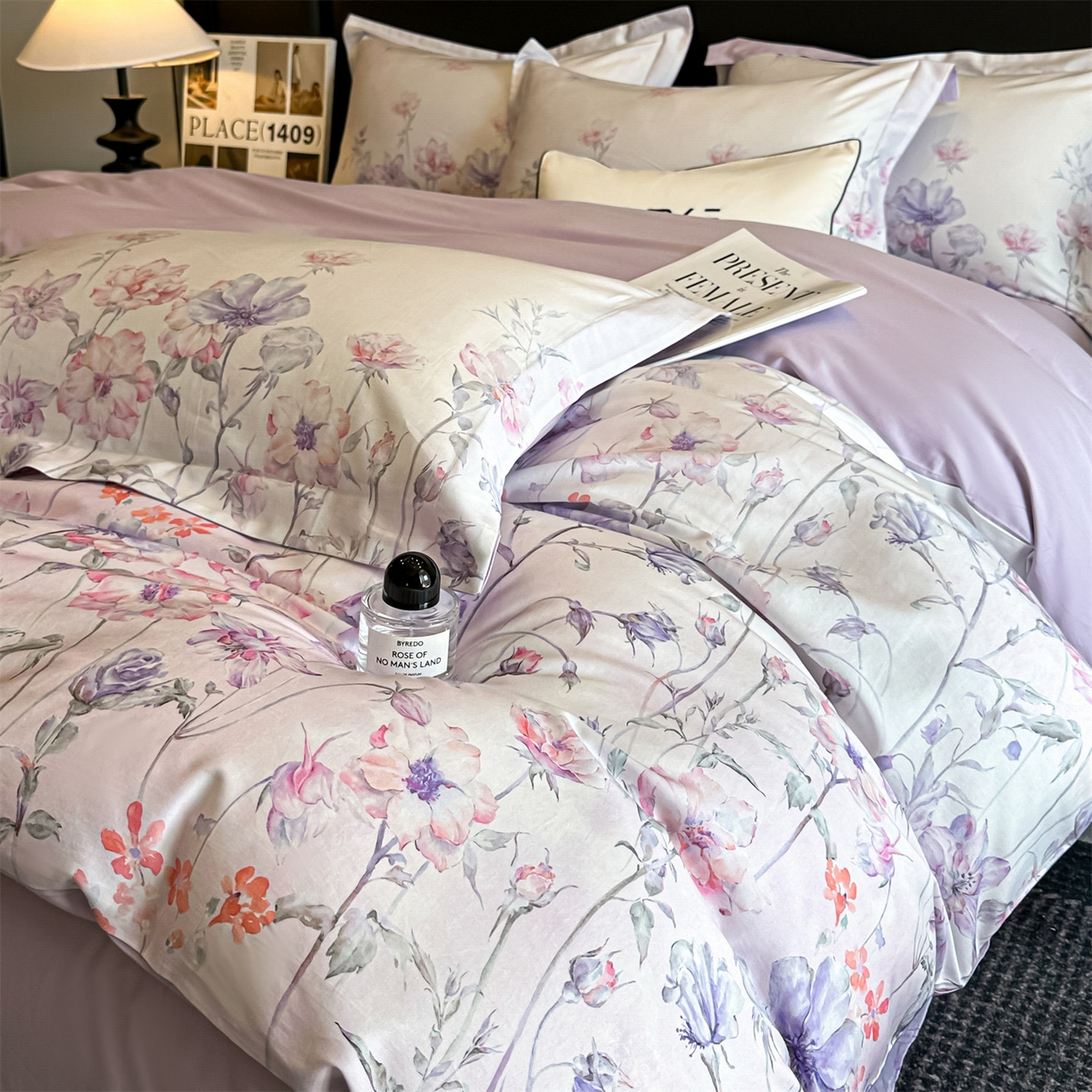 91家纺网 家纺一手货源 找家纺 蓝米卡夫 2026春季新款-60S长绒棉数码印花贡缎系列四件套（礼盒） 紫郁昭苏