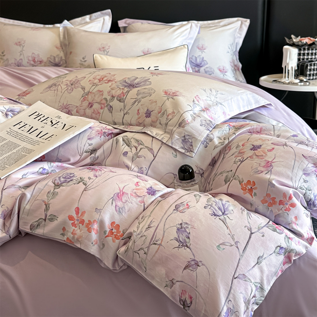 91家纺网 家纺一手货源 找家纺 蓝米卡夫 2026春季新款-60S长绒棉数码印花贡缎系列四件套（礼盒） 紫郁昭苏