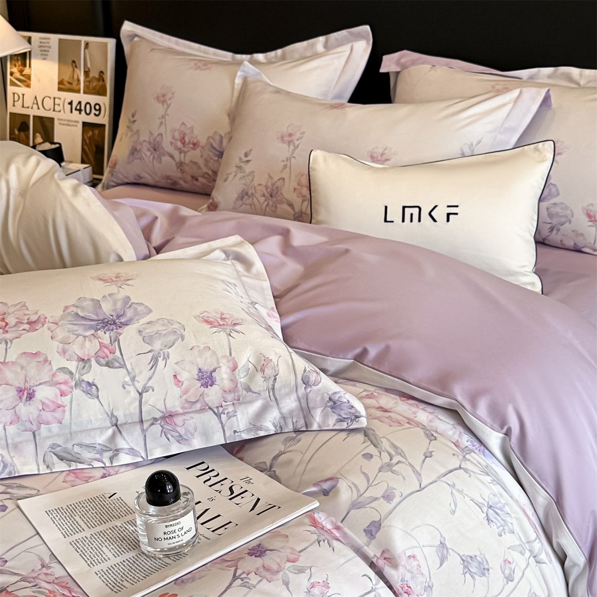 91家纺网 家纺一手货源 找家纺 蓝米卡夫 2026春季新款-60S长绒棉数码印花贡缎系列四件套（礼盒） 紫郁昭苏