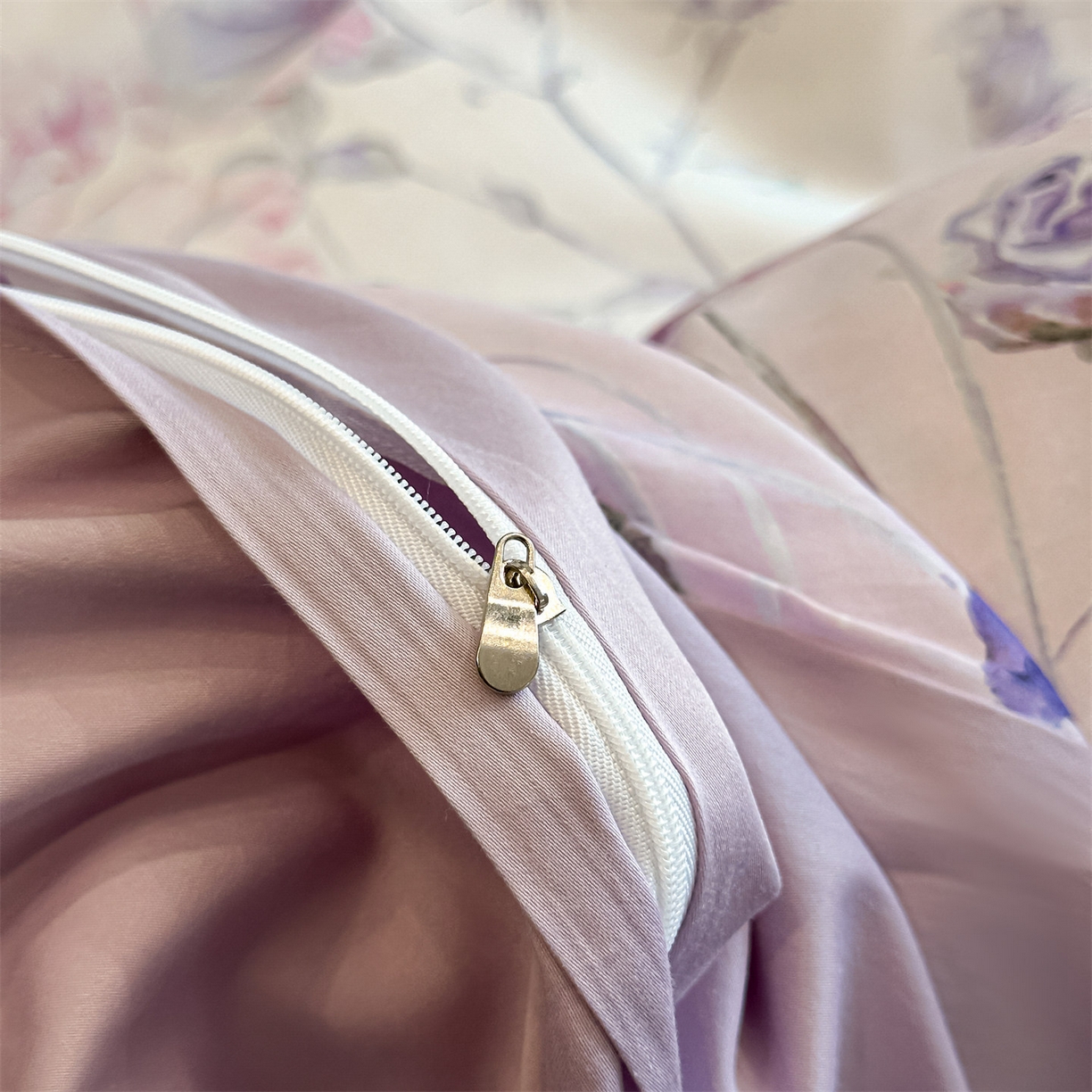 91家纺网 家纺一手货源 找家纺 蓝米卡夫 2026春季新款-60S长绒棉数码印花贡缎系列四件套（礼盒） 紫郁昭苏