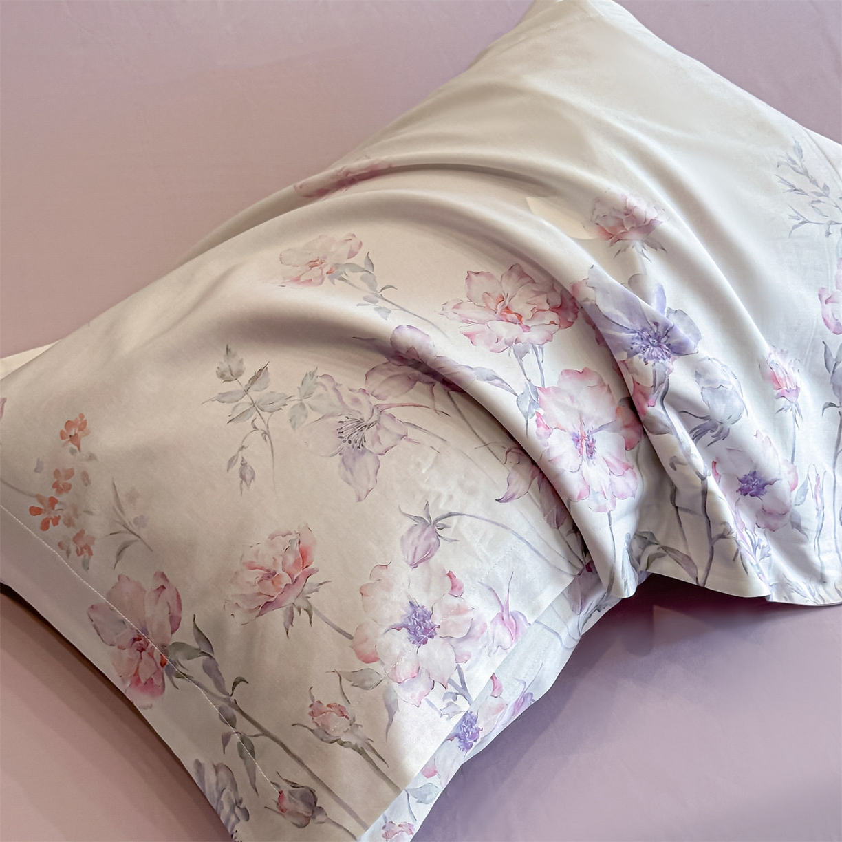 91家纺网 家纺一手货源 找家纺 蓝米卡夫 2026春季新款-60S长绒棉数码印花贡缎系列四件套（礼盒） 紫郁昭苏