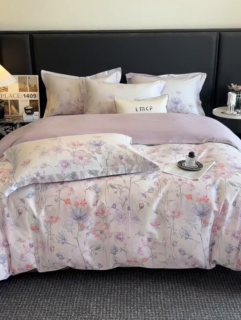 91家纺网 家纺一手货源 找家纺 蓝米卡夫 2026春季新款-60S长绒棉数码印花贡缎系列四件套（礼盒） 紫郁昭苏