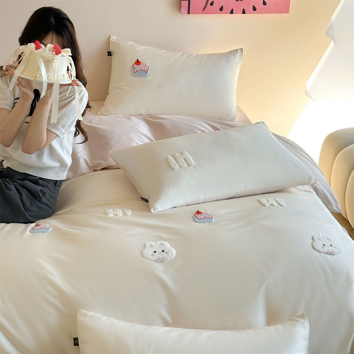 91家纺网 家纺一手货源 找家纺 （总）蓝米卡夫 2026春季新款-100S长绒棉毛巾绣系列四件套-蛋糕兔兔（礼盒）