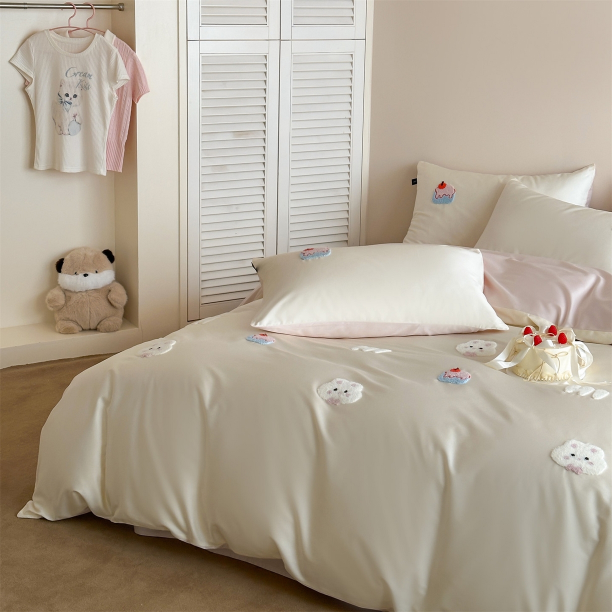 91家纺网 家纺一手货源 找家纺 （总）蓝米卡夫 2026春季新款-100S长绒棉毛巾绣系列四件套-蛋糕兔兔（礼盒）