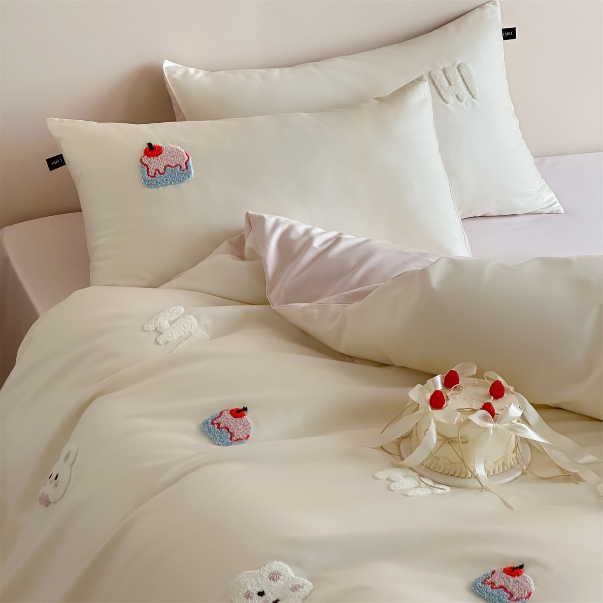 91家纺网 家纺一手货源 找家纺 （总）蓝米卡夫 2026春季新款-100S长绒棉毛巾绣系列四件套-蛋糕兔兔（礼盒）