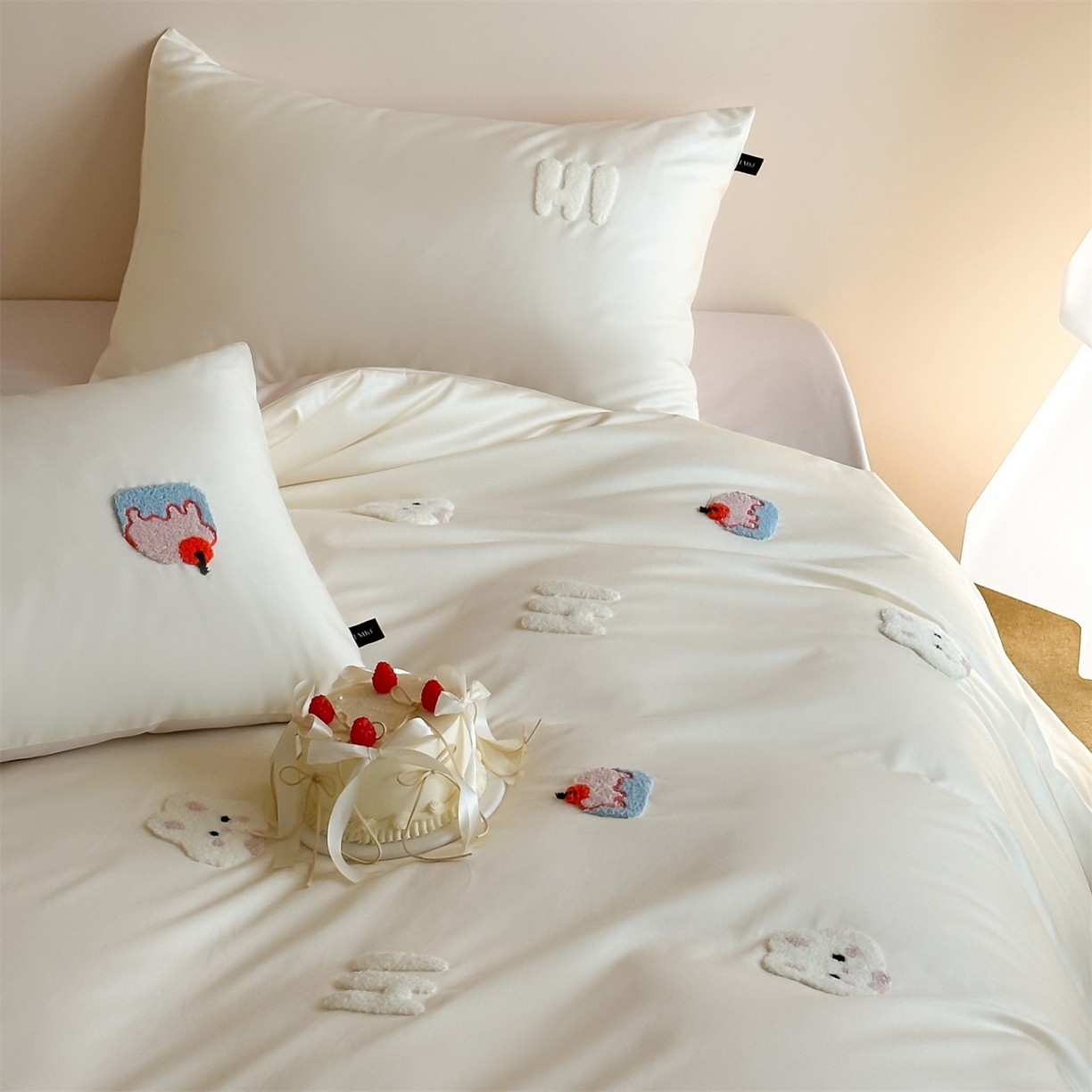 91家纺网 家纺一手货源 找家纺 （总）蓝米卡夫 2026春季新款-100S长绒棉毛巾绣系列四件套-蛋糕兔兔（礼盒）