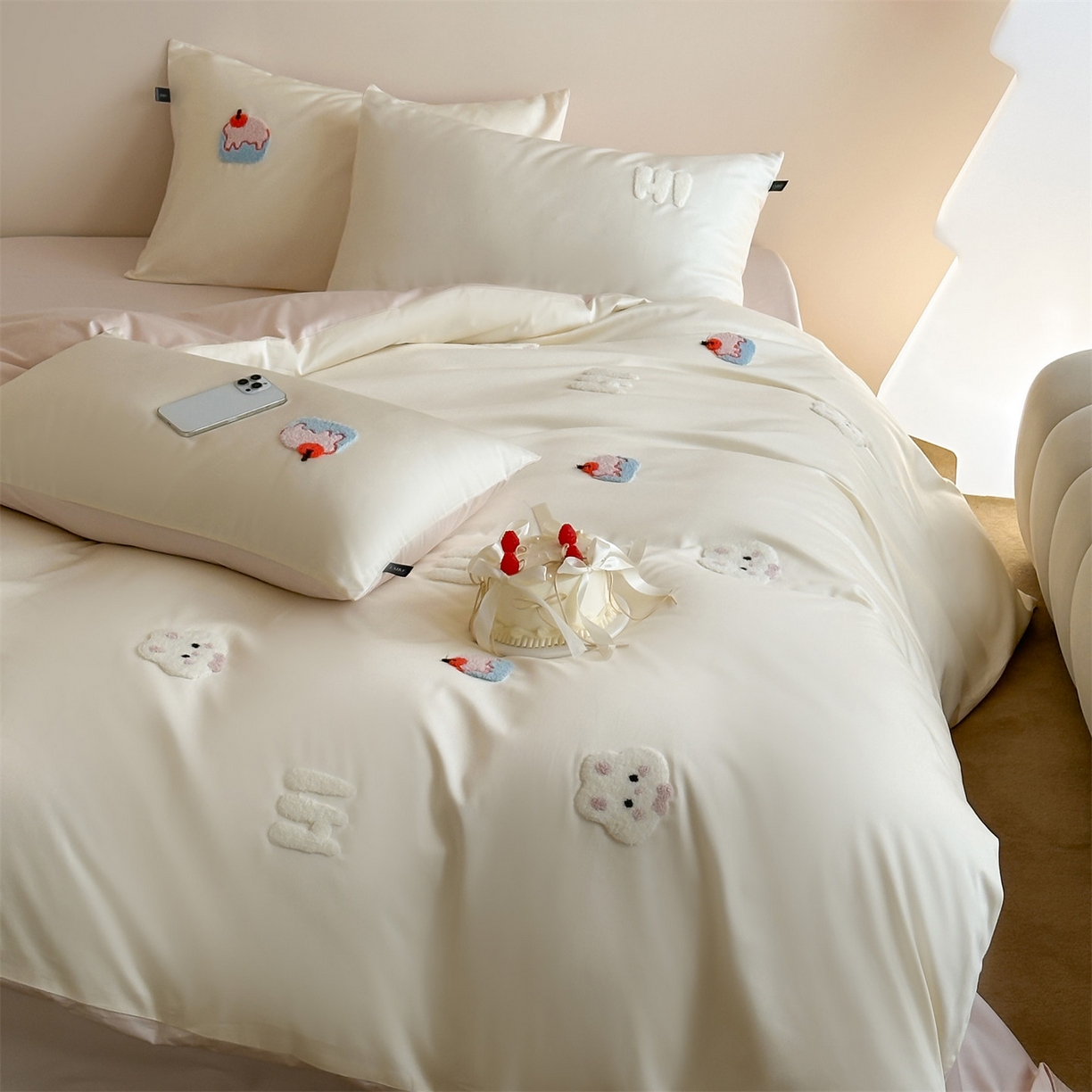 91家纺网 家纺一手货源 找家纺 （总）蓝米卡夫 2026春季新款-100S长绒棉毛巾绣系列四件套-蛋糕兔兔（礼盒）