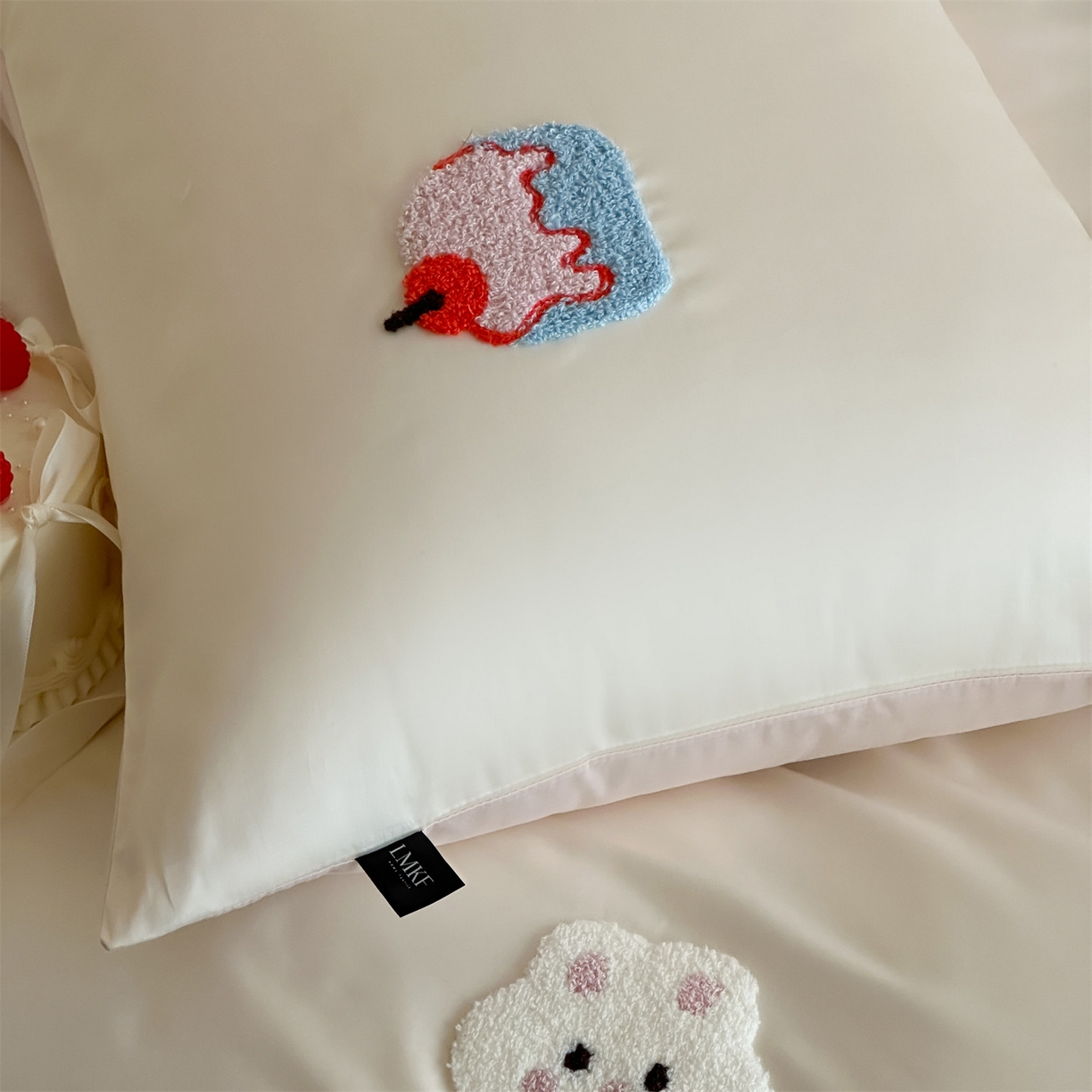 91家纺网 家纺一手货源 找家纺 蓝米卡夫 2026春季新款-100S长绒棉毛巾绣系列四件套-蛋糕兔兔（礼盒） 蛋糕兔兔-芝士粉芋